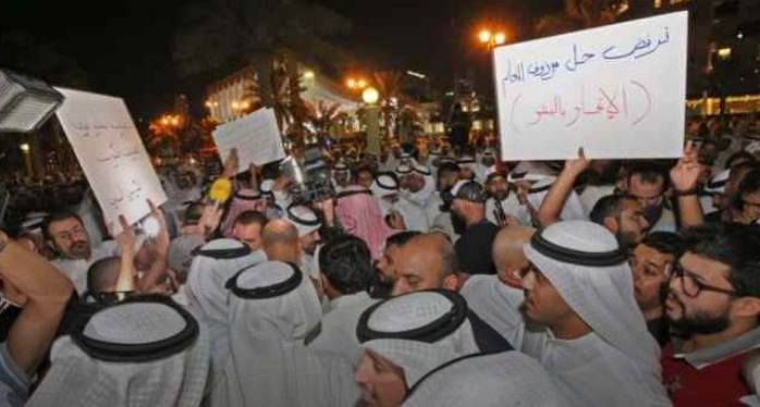 مئات الكويتيين يتظاهرون أمام مجلس الأمة ضد فساد المؤسسات