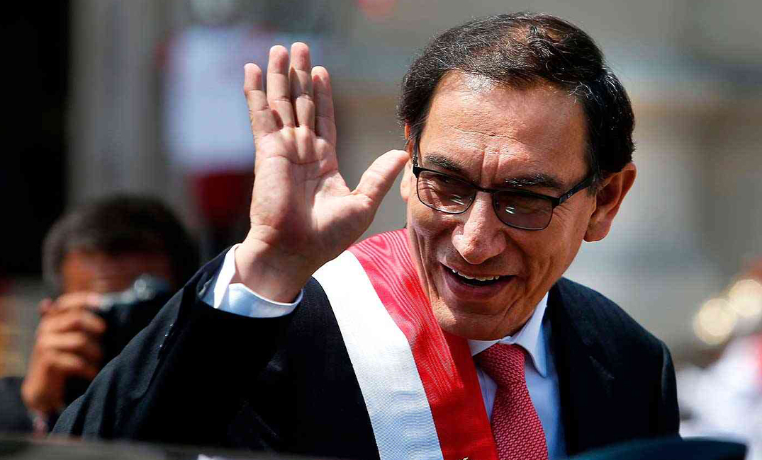على خلفية اتهامه بالرشوة : البرلمان يعزل رئيس البيرو